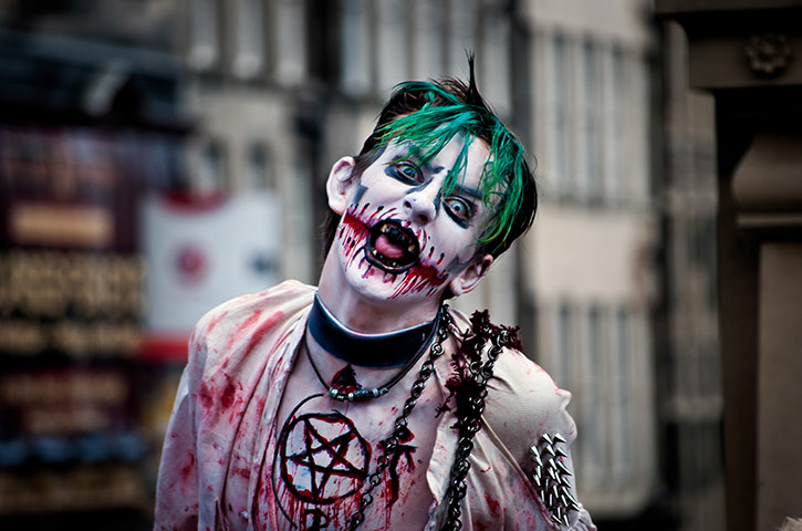 Reader's Edinburgh: An actor advertises Beth (Violet Shock) on the Royal Mile