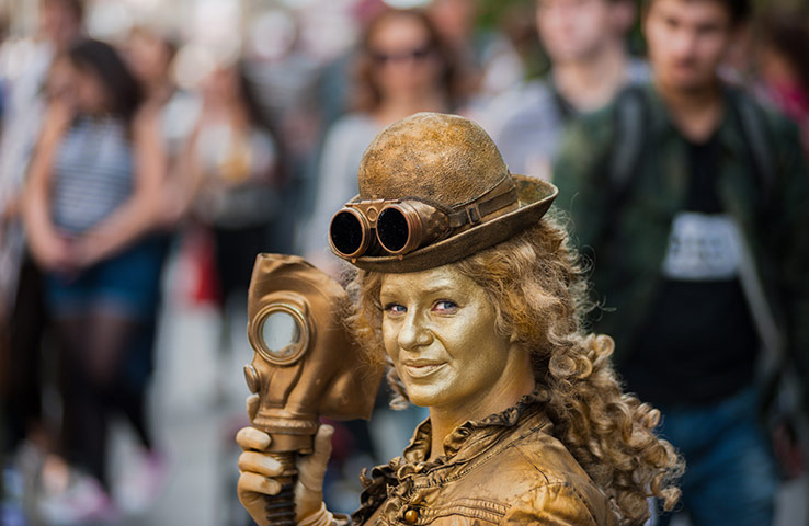Reader's Edinburgh: A statuesquw woman in gold by baaker2009