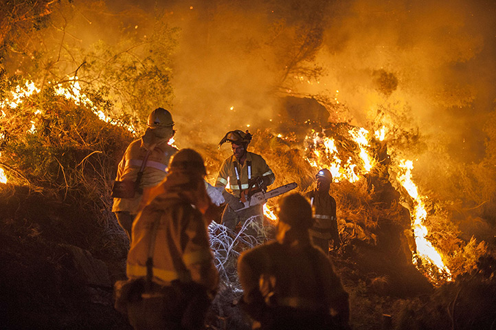 24 hours in pictures: Members of a wildfire brigade of Iznalloz and Puerto Lobo