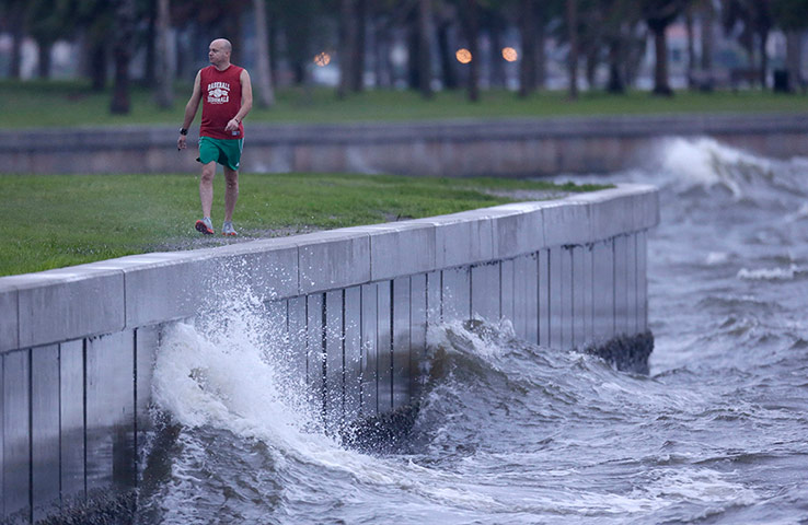Tropical storm Isaac: Sea wall waves
