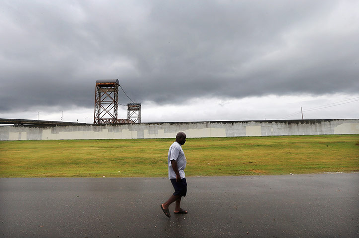 Hurricane Isaac: New levee wall