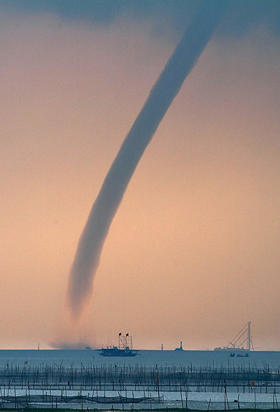 24 hours: Hongze Lake, China: A giant waterspout forms