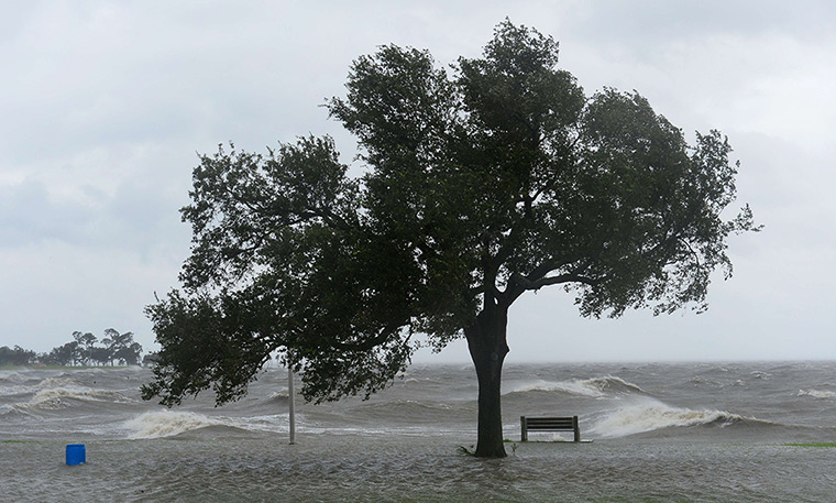Isaac update: Strong winds and big waves engulf Lake Pontchartrain in New Orleans