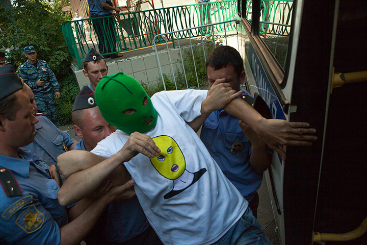 24 hours: officers detain a masked supporter of members of punk group Pussy Riot