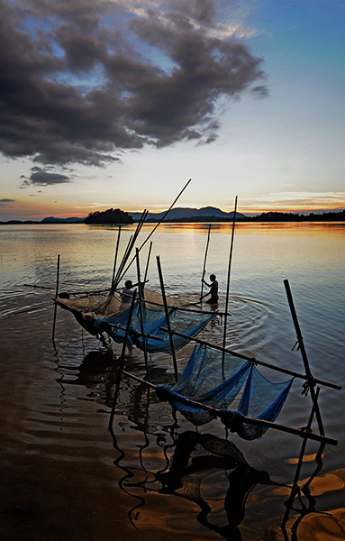24 hours: Indian fishermen return with their country boat a