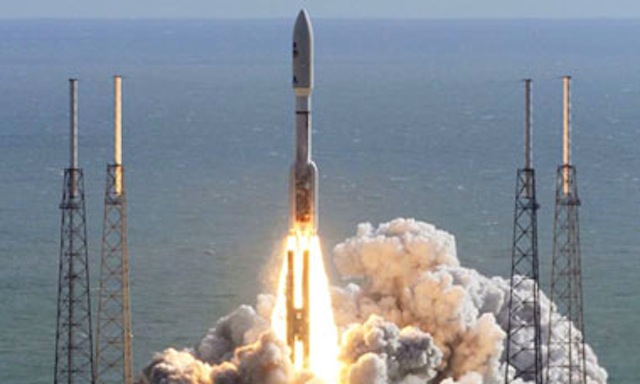 An Atlas V rocket launches carrying the Curiosity Mars rover