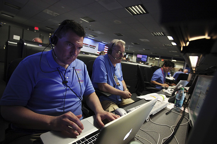 Curiosity Rover lands: Engineers work inside the Spaceflight Operations Facility before landing 