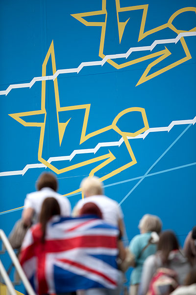 Synchronised duets: spectators arrive