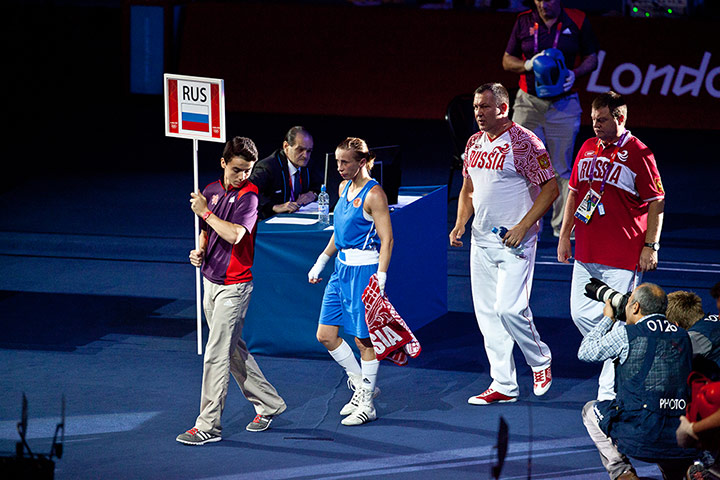 Women's boxing: Elena Savelyena leaves the boxing ring after losing to Ren Cancan