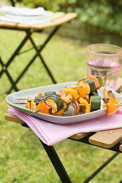 Brita - barbecues: Vegetables on skewers on a platter outdoors