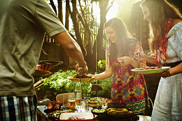 Brita - barbecues: Group of friends dishing up food at table