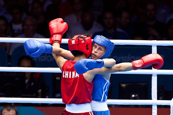 weirdsport: Ren Cancan of China in Red and Elena Savelyeva of Russia in Blue