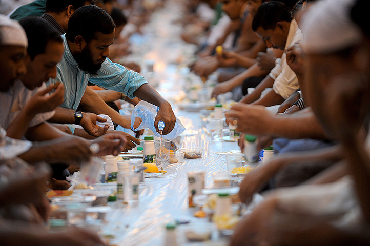 24 hours: Riyadh, Saudi Arabia: Foreign workers break their fast 