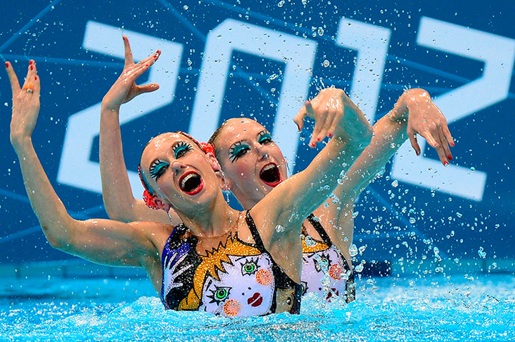 Synchronised swimming: Russia's Natalia Ishchenko and Svetlana
