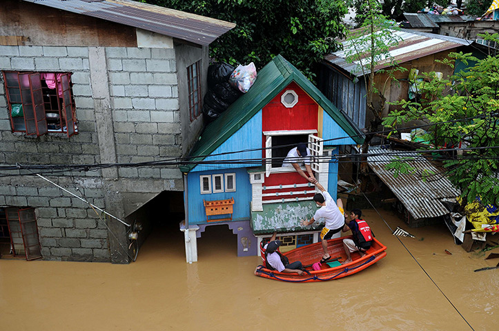 24 hours: San Mateo, Philippines: Rescue workers help flood affected victims 