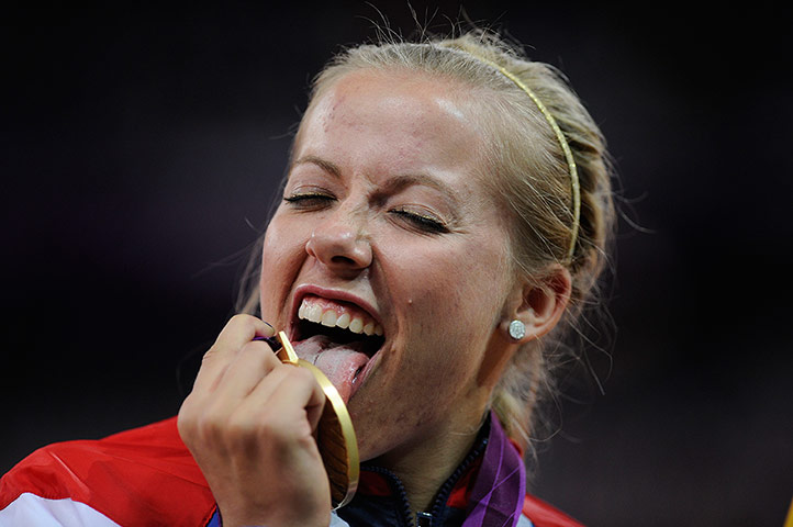 athletics: Hannah Cockroft licks her medal