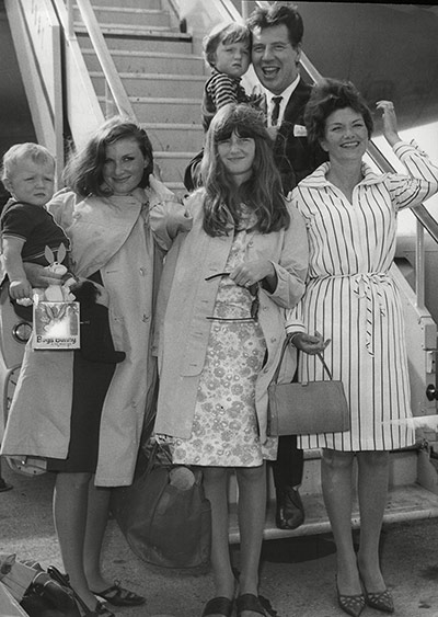 Max Bygraves: Max Bygraves and family at Heathrow Airport