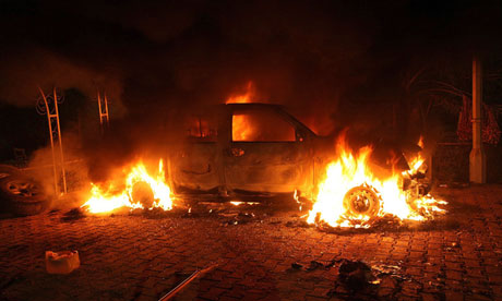 Un vehículo en llamas dentro del recinto consulado de EE.UU. en Benghazi, Libia