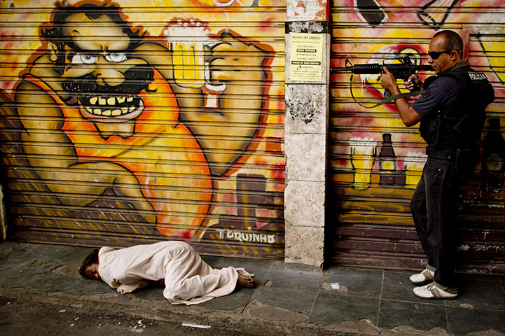 24 hours: Rio de Janeiro, Brazil: Jacare shantytown clear up operation