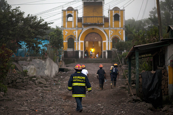 Volcan del Fuego: Firefighters on guard in Morelia village, Chimaltenango