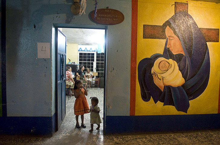 Volcan del Fuego: Two girls from Morelia in Chimaltenango sit in a shelter