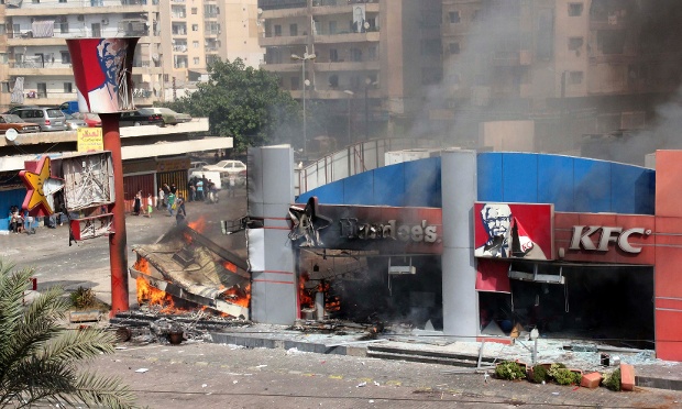 A Hardee's and a Kentucky Fried Chicken (KFC) fast food outlet burns after protesters set the building on fire in Tripoli, northern Lebanon September 14, 2012. Hundreds of protesters set alight a Kentucky Fried Chicken and a Hardee's restaurant in the northern Lebanese city of Tripoli on Friday, witnesses said, chanting against the pope's visit to Lebanon and shouting anti-U.S. slogans.      REUTERS/Omar Ibrahim (LEBANON - Tags: FOOD CIVIL UNREST) :rel:d:bm:GF2E89E0ZET01