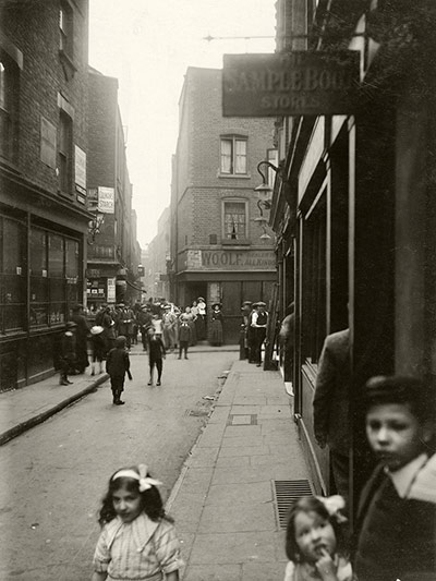 Spitalfields: Widegate St looking towards Artillery Passage