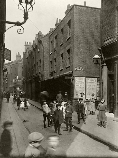 Spitalfields: At the corner of Sandys Row and Frying Pan Alley