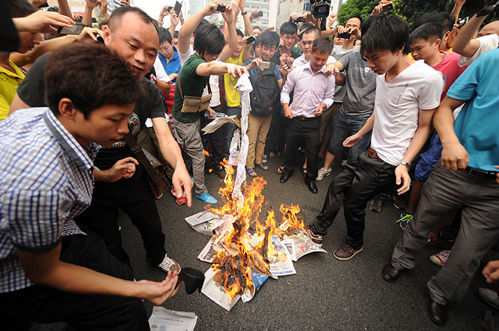 Anti-Japan protests: Burning a Japanese national flag in Shenzhen, China