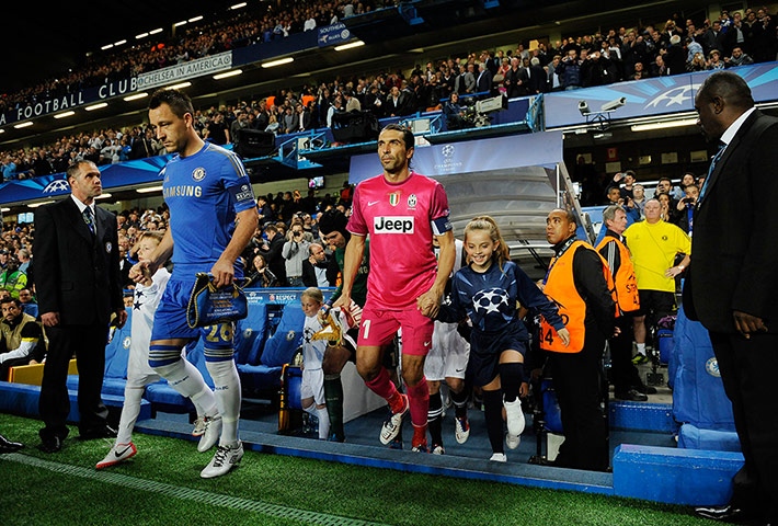 Chelsea v Juve 2: The captains lead the teams out