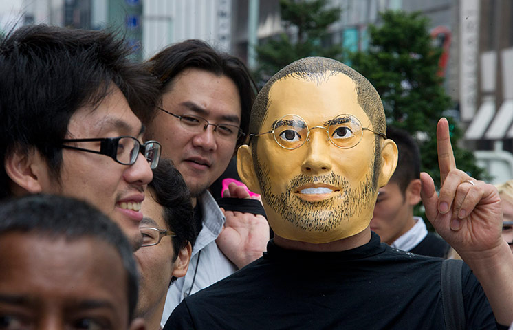 iPhone 5 on sale: Tokyo, Japan: A Japanese customer wears a Steve Jobs mask