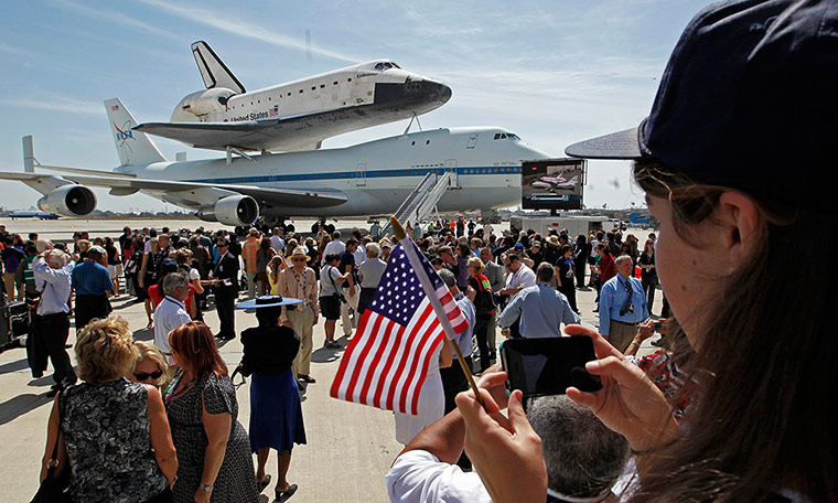 Endeavour: Endeavour touches down at LAX