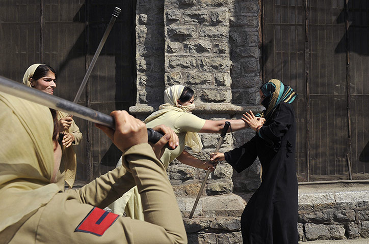 Twenty Photos: Indian police women beat female Kashmiri