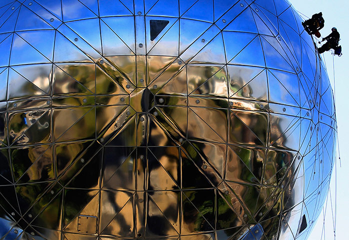 24 hours: A cleaning team stands on one of the spheres of the Brussels' Atomium