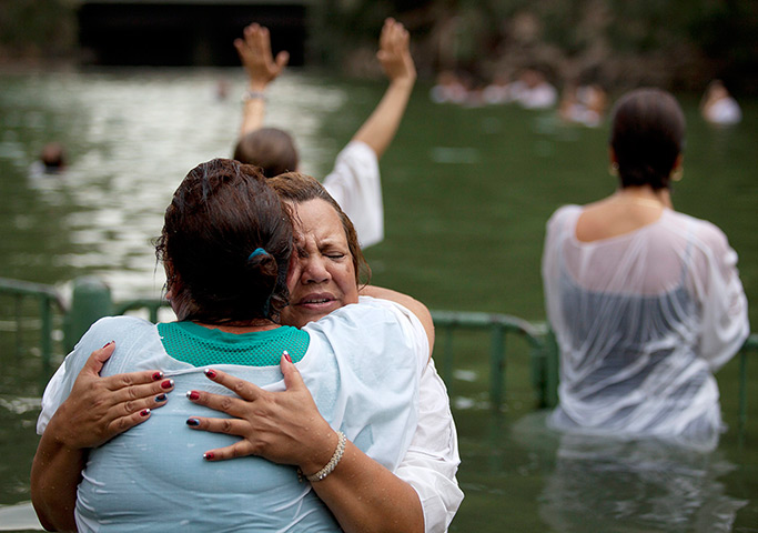 24 hours: Yardenit, Israel: Brazilian pilgrims baptisms