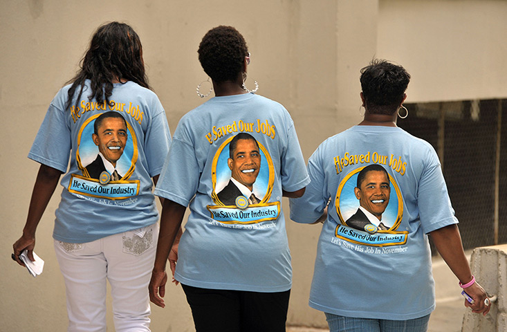 24 hours: Charlotte, North Carolina, USA: Three women wear T-shirts of Obama