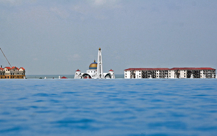 Your Pictures - Urban: Few of buildings over water