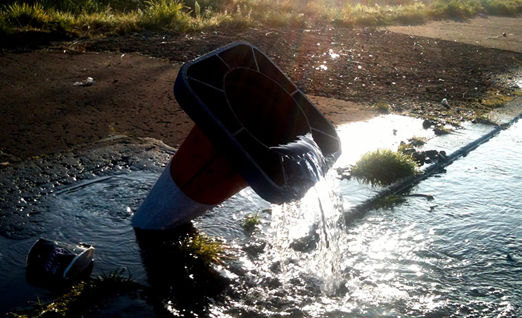 Your Pictures - Urban: Upside down bollard with water pouring out