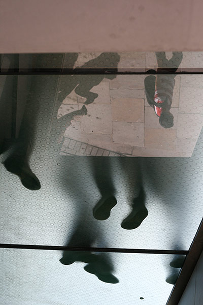 Your Pictures - Urban: Shadows of feet viewed through glass