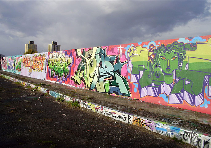 Your Pictures - Urban: Diagonal wall with colourful graffitti