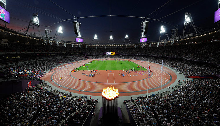 100m: Spectators cheer on paralympic athletes