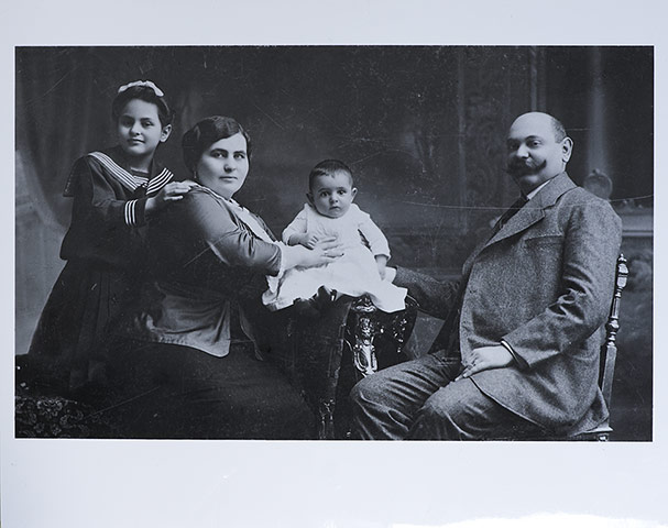 Georg Solti: Georg Soliti as a baby with his parents and sister 