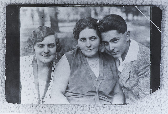 Georg Solti with sister Lily and mother in 1925