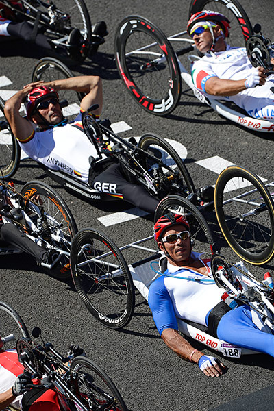 hand cycling: Riders try to relax on the grid