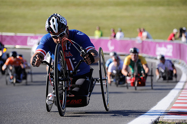 hand cycling: Oscar Sanchez leads in the early stages of the Mens individual H4 race