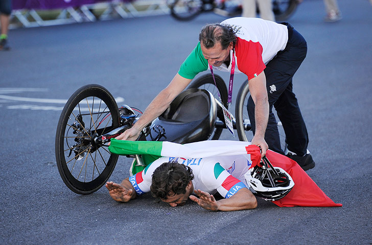 hand cycling: A coach drapes a flag over Alex Zanardi