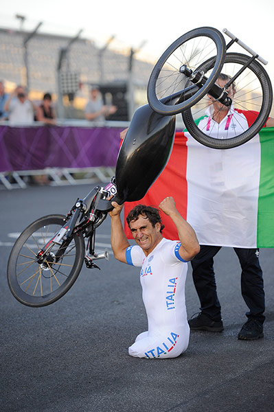 hand cycling: Alex Zanardi celebrates winning the Mens individual H4 race