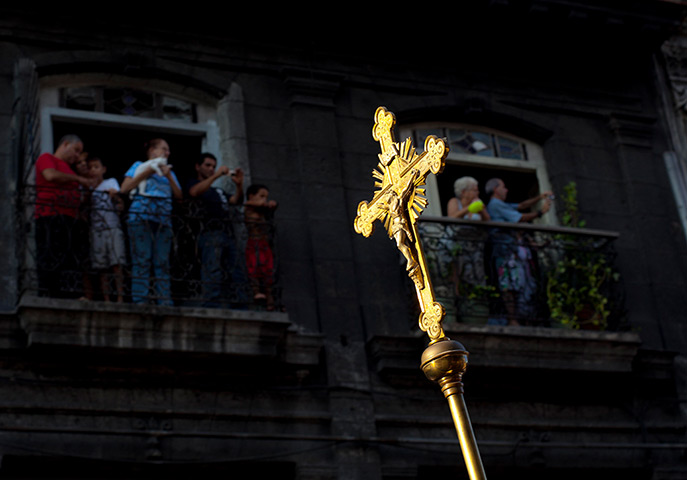 24 hours in pictures: catholic procession in havana
