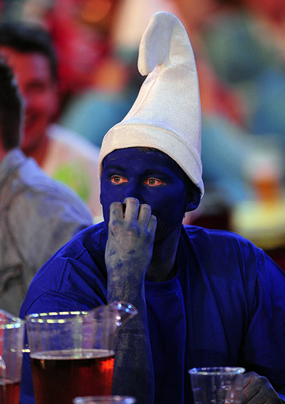 darts: Darts fan dressed as smurf