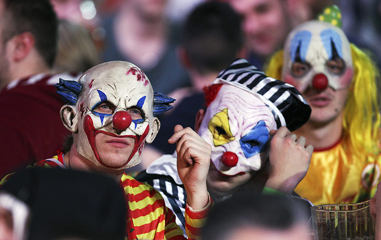 darts: Darts fans dressed as clowns